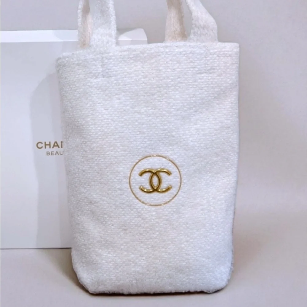 Chanel Beauté Soft Knit
Snow Metallic Mini Tote! - Picture 10 of 12